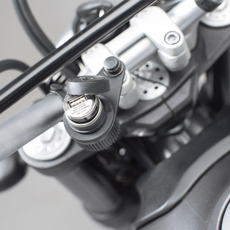 KIT TOMA DE CARGA UNIVERSAL CON ADAPTADOR USB SW-MOTECH EMA.00.107.20001/B